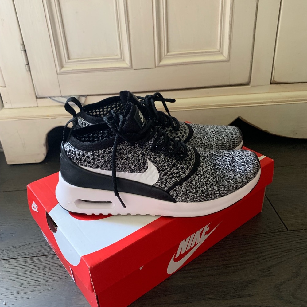 Black nike fly knit Thea sneakers